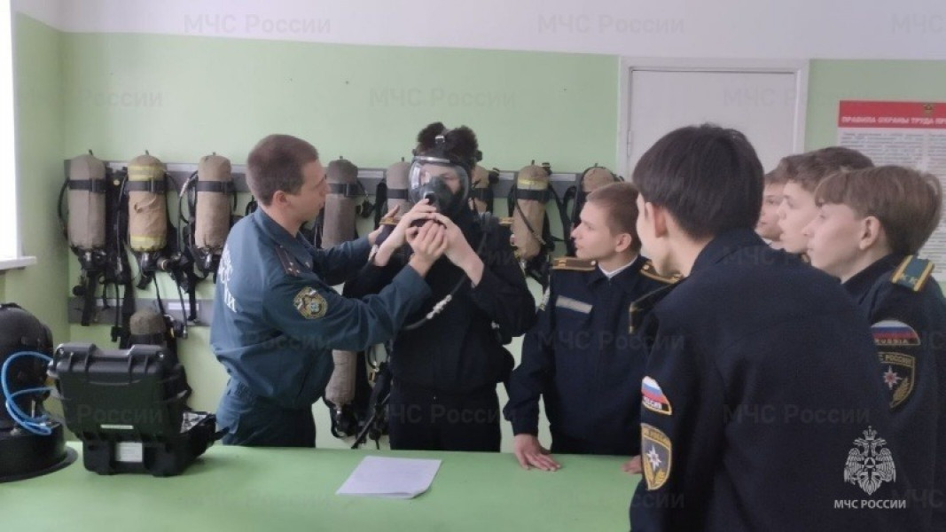 Юные тольяттинские кадеты узнали, что такое ГДЗС и как применять СИЗОД