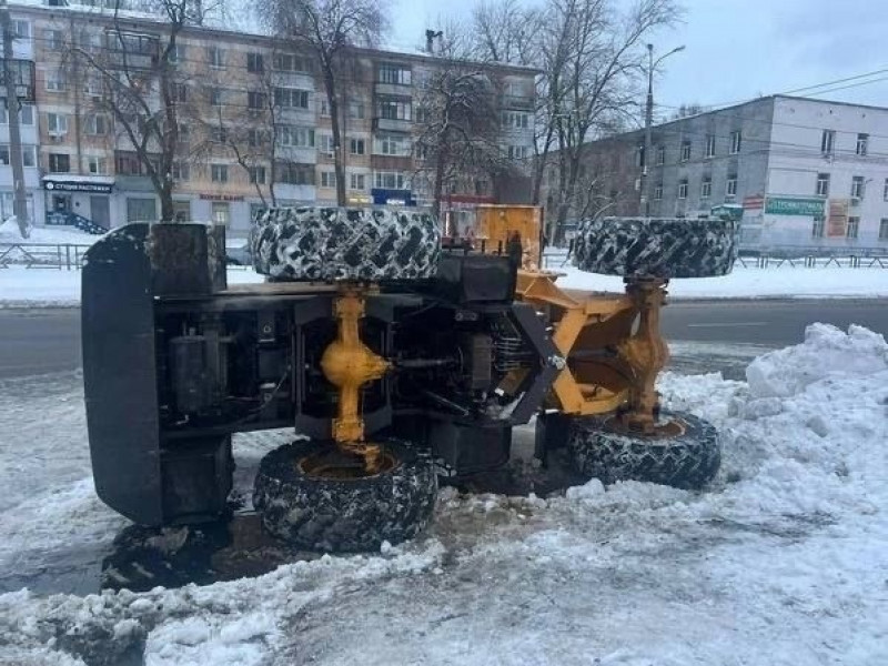 В Самаре на Гагарина опрокинулся снегоуборщик