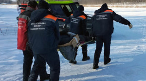 250 метров по глубокому снегу спасатели добирались до пострадавшего.