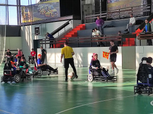 Футбол на электроколясках способствует физической реабилитации и социальной адаптации людей с инвалидностью.