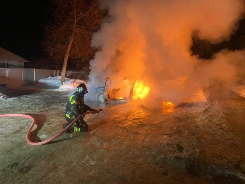 Кинельские пожарные-спасатели ликвидировали горение автомобиля