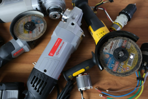Бивольтовые батареи – это аккумуляторы, которые могут менять напряжение в зависимости от вида инструмента.