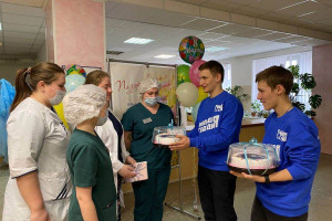 Цветы, сладости и слова благодарности: волонтёры и депутаты «Единой России» поздравляют женщин