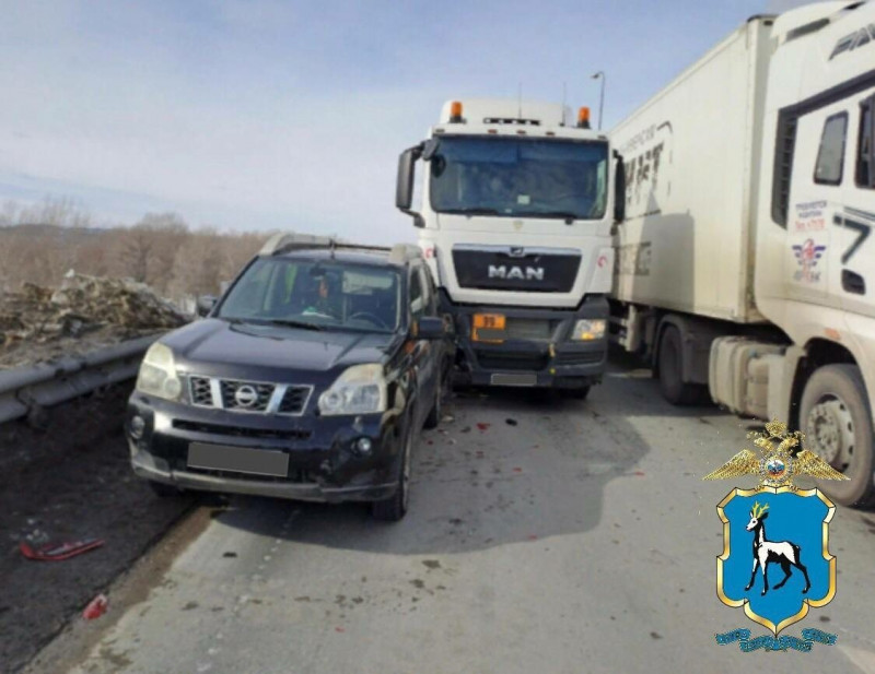 В Красноярском районе грузовик врезался в иномарку, а та - в пешехода