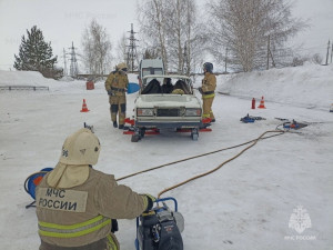 В Сызрани сотрудники МЧС оттачивали свое мастерство на соревнованиях по проведению аварийно-спасательных работ при ДТП