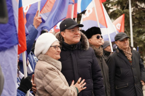 В Самаре активисты собрались на площади Славы. Со сцены звучали патриотические песни, а лидеры общественного мнения высказывали свою позицию.