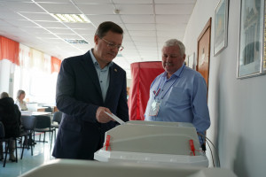Губернатор Дмитрий Азаров проголосовал на выборах Президента России