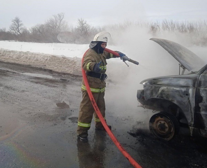 В Самарской области на трассе загорелся автомобиль