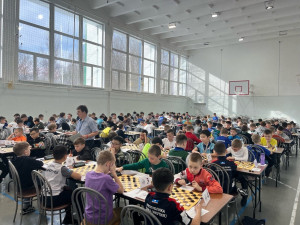Около 700 спортсменов, мальчики и девочки, из 40 регионов России соревнуются в русских шашках, а также проведут турниры по быстрой и молниеносной игре.