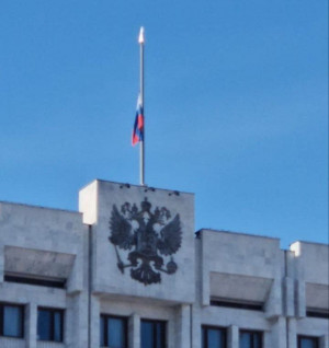 В Самарской области приспустили государственные флаги - в знак скорби по погибшим из-за теракта в Подмосковье.