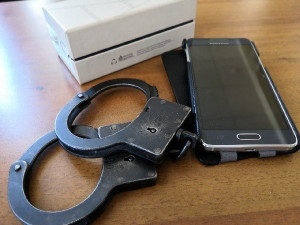 Житель Чапаевска в время чаепития у сестры украл телефон