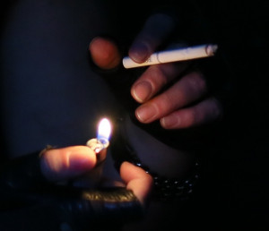 Половину российских работников раздражают курящие коллеги