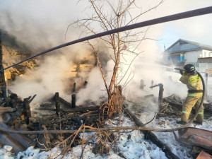 В Исаклинском районе горел нежилой дом
