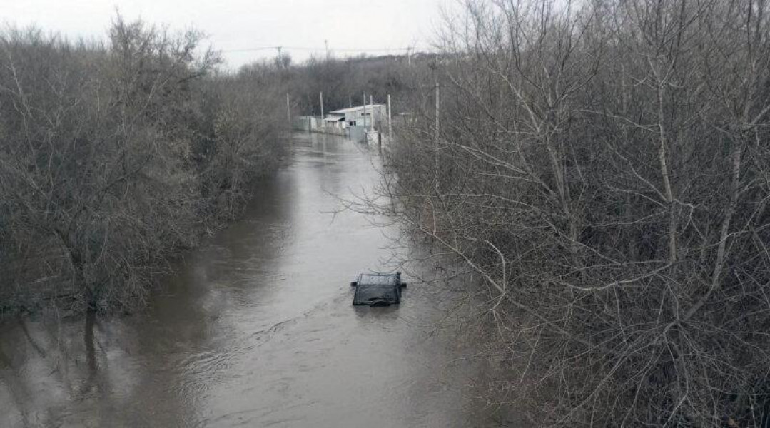 Снесло течением: в селе Смышляева машина затонула при попытке проехать под ж/д мостом