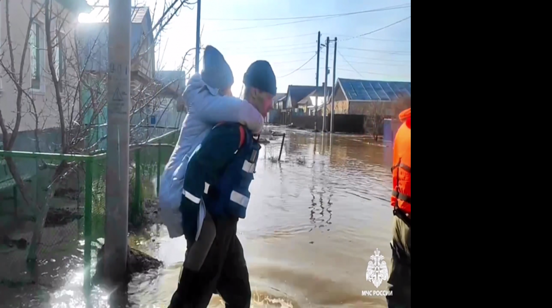 В Орске из зон подтопления эвакуировали 1121 человека, в том числе 331 ребенка