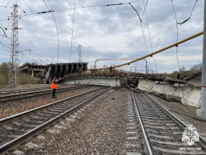 По этому участку ходят поезда Москва — Смоленск и Москва — Минск. По данным МЧС, один человек погиб, еще пять пострадали.
