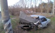 В Тольятти машина врезалась в бордюр, двое пострадали