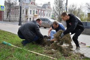 Поддержать чистоту работники управления решили не только возле своей работы, но и на центральной улице Куйбышева и на территории Александро-Невской часовни.