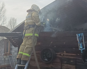Огнеборцы пожарно-спасательного отряда № 15 Богатовского района не дали распространиться огню на жилой дом.