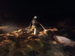В поселке Самарской области горело сено в тюках