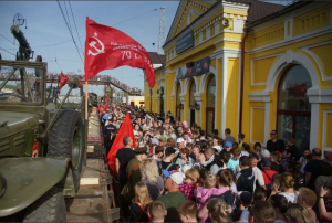 На железнодорожном вокзале Кинель «Паровоз Победы» встретили более 2,5 тыс. человек, на станции Похвистнево - порядка 4,5 тыс. человек.