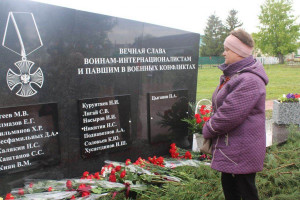 Памятник героям-землякам открыли в Елховке