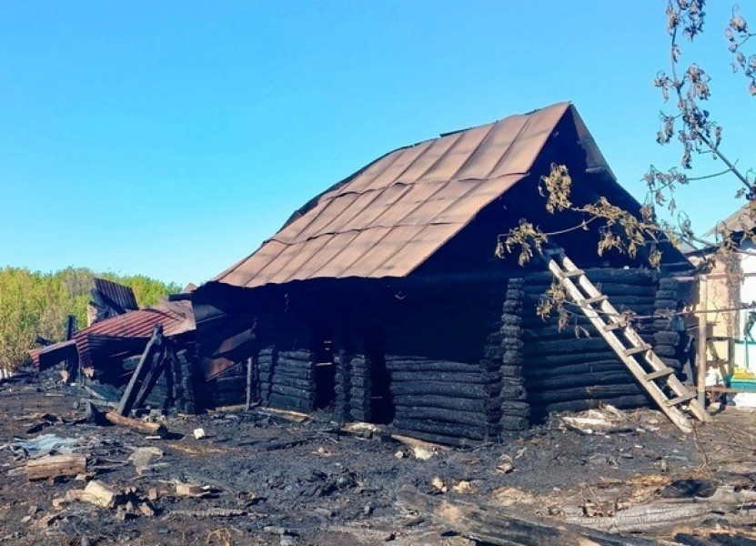 В Кинель-Черкасском районе на 100 кв. м горели надворные постройки