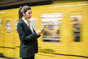 В результате – пассажиры могут пользоваться интернетом на скорости 4G и качественной голосовой связью на всех станциях подземки, даже в пиковые часы. 