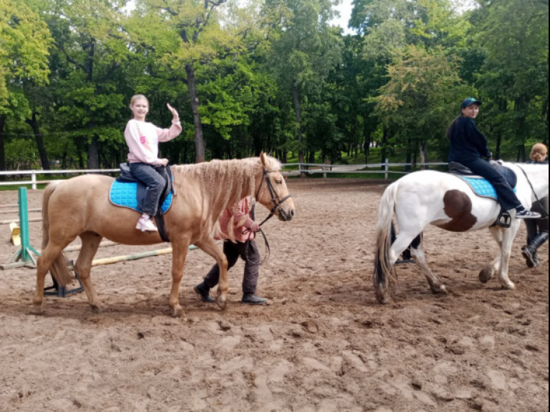 В Самаре организовали для школьников экскурсию в конный взвод полиции
