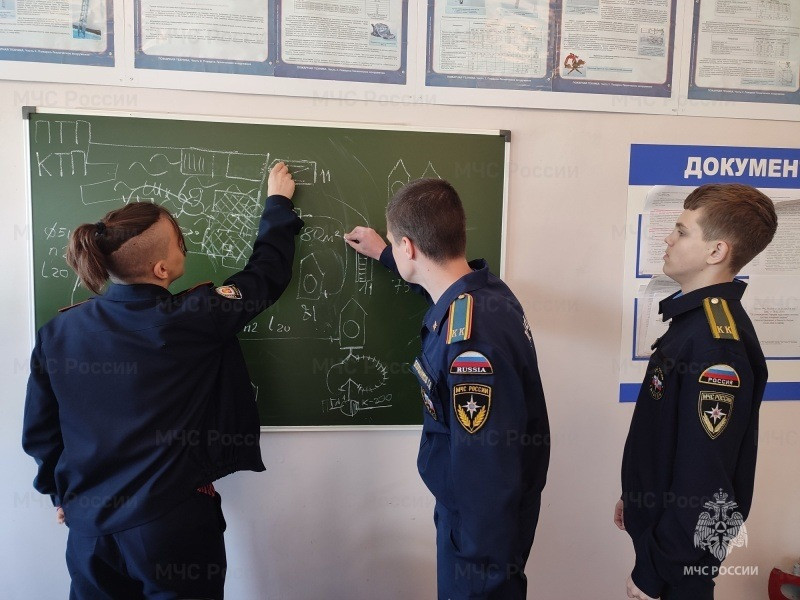 Тольяттинские кадеты познакомились с такой дисциплиной, как «Пожарная тактика»