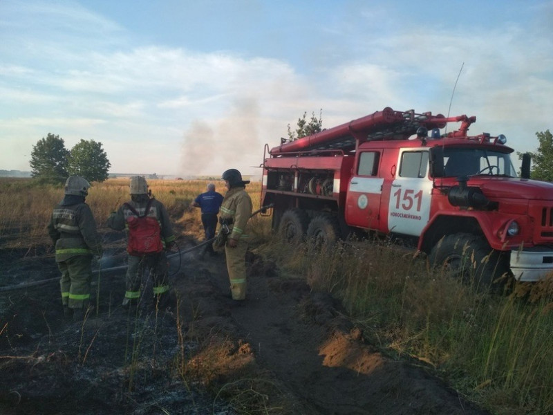 В Красноярском районе горела трава на площади более 400 квадратных метров