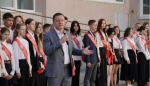 По окончании торжественной линейки Дмитрий Азаров посетил школу, встретился с педагогами и пообщался с учениками школы.