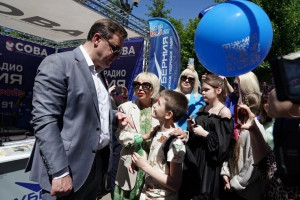 Губернатор Дмитрий Азаров, обращаясь к его участникам, подчеркнул: этот фестиваль стал по-настоящему всенародным праздником.