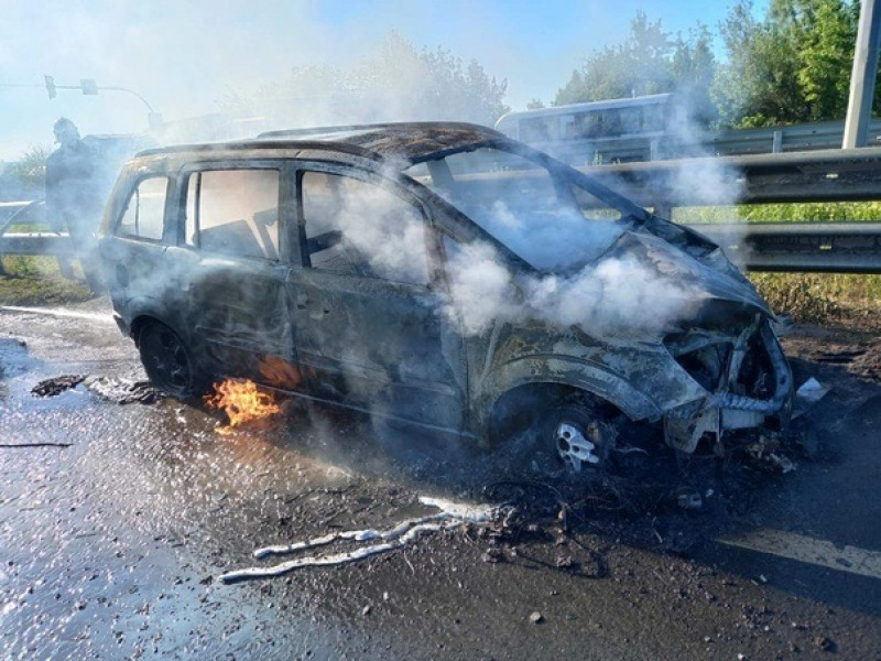 На автодороге Самара-Бугуруслан столкнулись две машины, одна загорелась