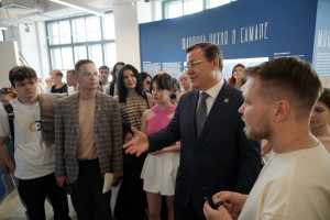 Вместе с земляками экспозиции музея осмотрел губернатор Дмитрий Азаров.