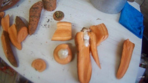 В ходе досмотра посылки обнаружено три свертка в полиэтиленовых пакетах с наркотиком, спрятанные ухищренным способом в моркови.
