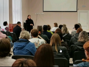 В Приволжском районе полицейские посетили родительское собрание и обсудили с присутствующими, как не допустить нарушение законодательства несовершеннолетними.