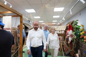 Врио губернатора пообщался с директором учреждения Еленой Чубаковой, узнал о том, что планируется выпуск книги о музее.