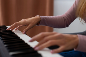 Открытие музыкального таланта: обучение игре на фортепиано