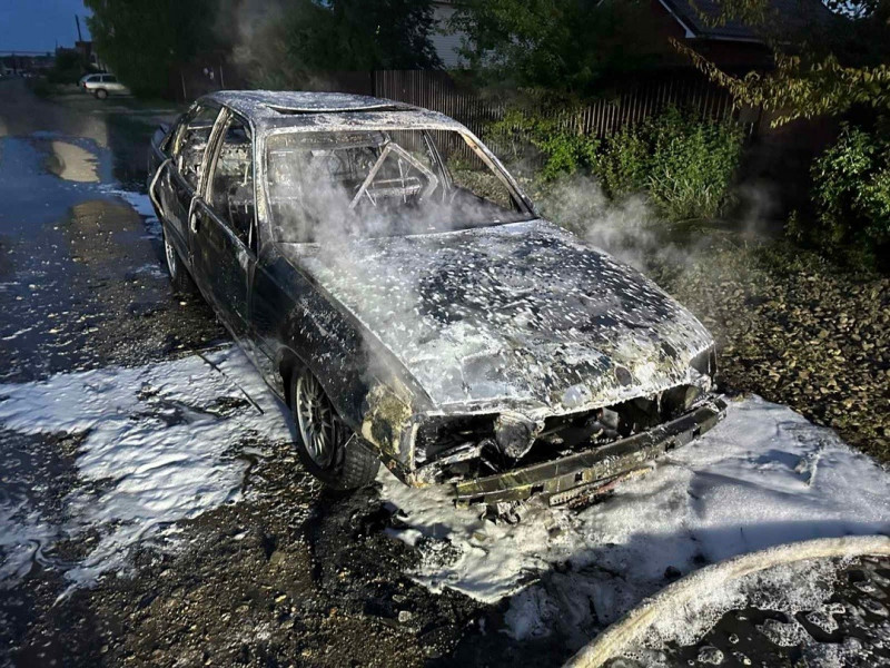 Ночью горел автомобиль в поселке Лебедь