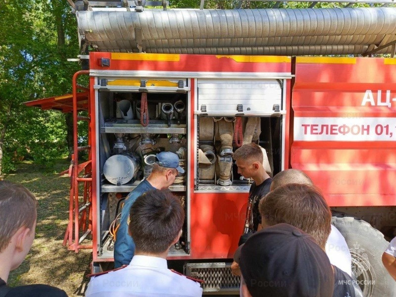 Самарским лицеистам огнеборцы продемонстрировали современную пожарную технику 