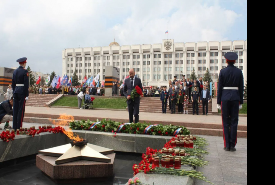 Вячеслав Федорищев в День памяти и скорби возложил цветы к Вечному огню в Самаре