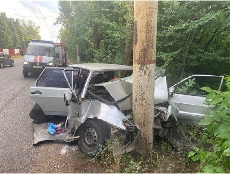 В Новокуйбышевске 20-летний водитель разбил машину о столб