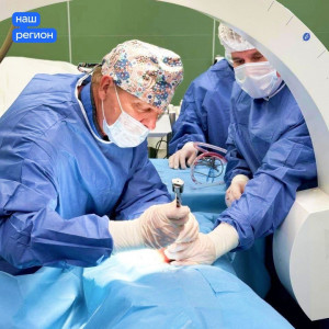 Под рентгенконтролем специалисты через один прокол установили миниимпланты, блокирующие фасеточные суставы позвоночника с двух сторон.