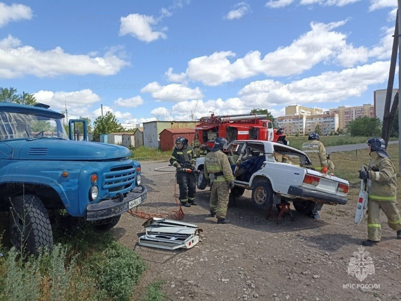 Сызранские огнеборцы отработали навыки спасения пострадавших при ликвидации последствий ДТП