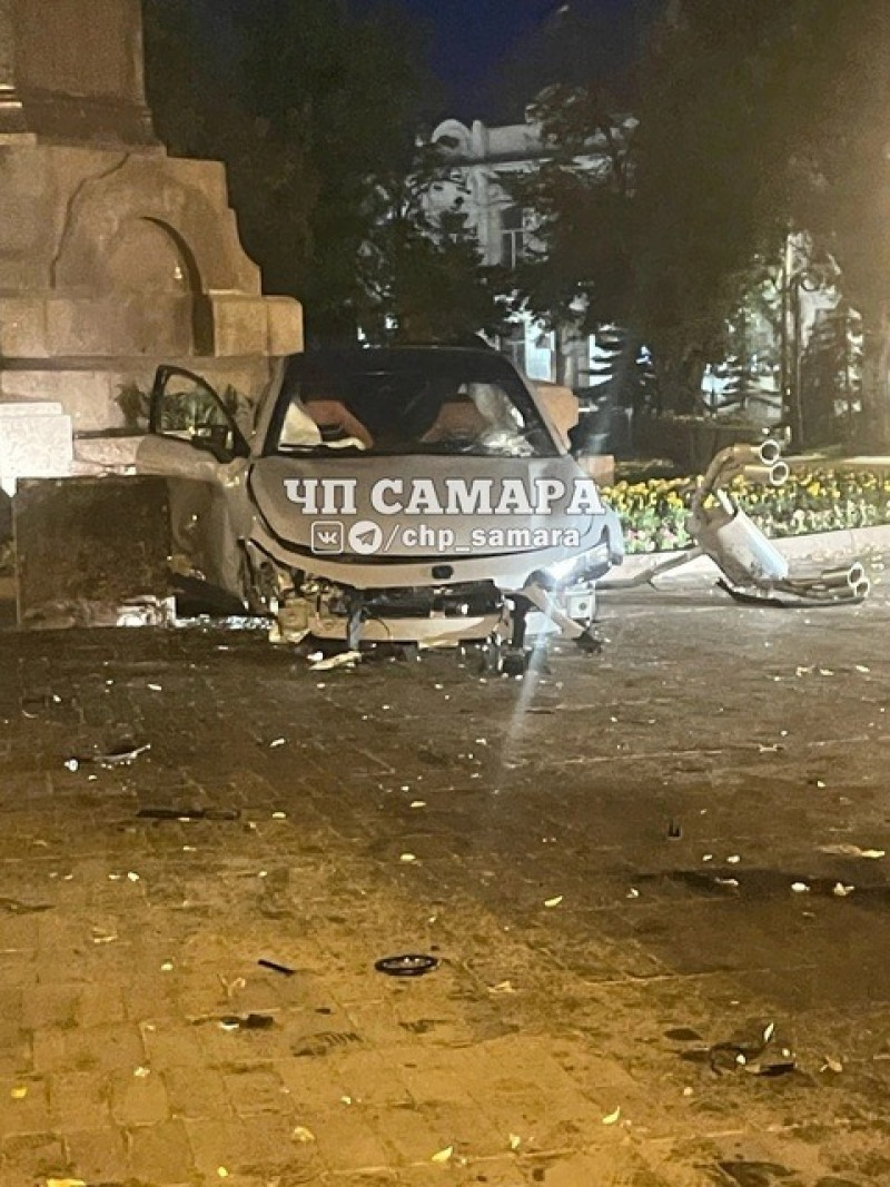 На площади Революции в Самаре машина врезалась в памятник Ленину