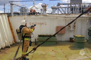 На днях личный состав пожарного корабля «Смелый», в ходе пожарно-тактического учения, оттачивал навыки тушения условного пожара на судне «Нефтерудовоз».