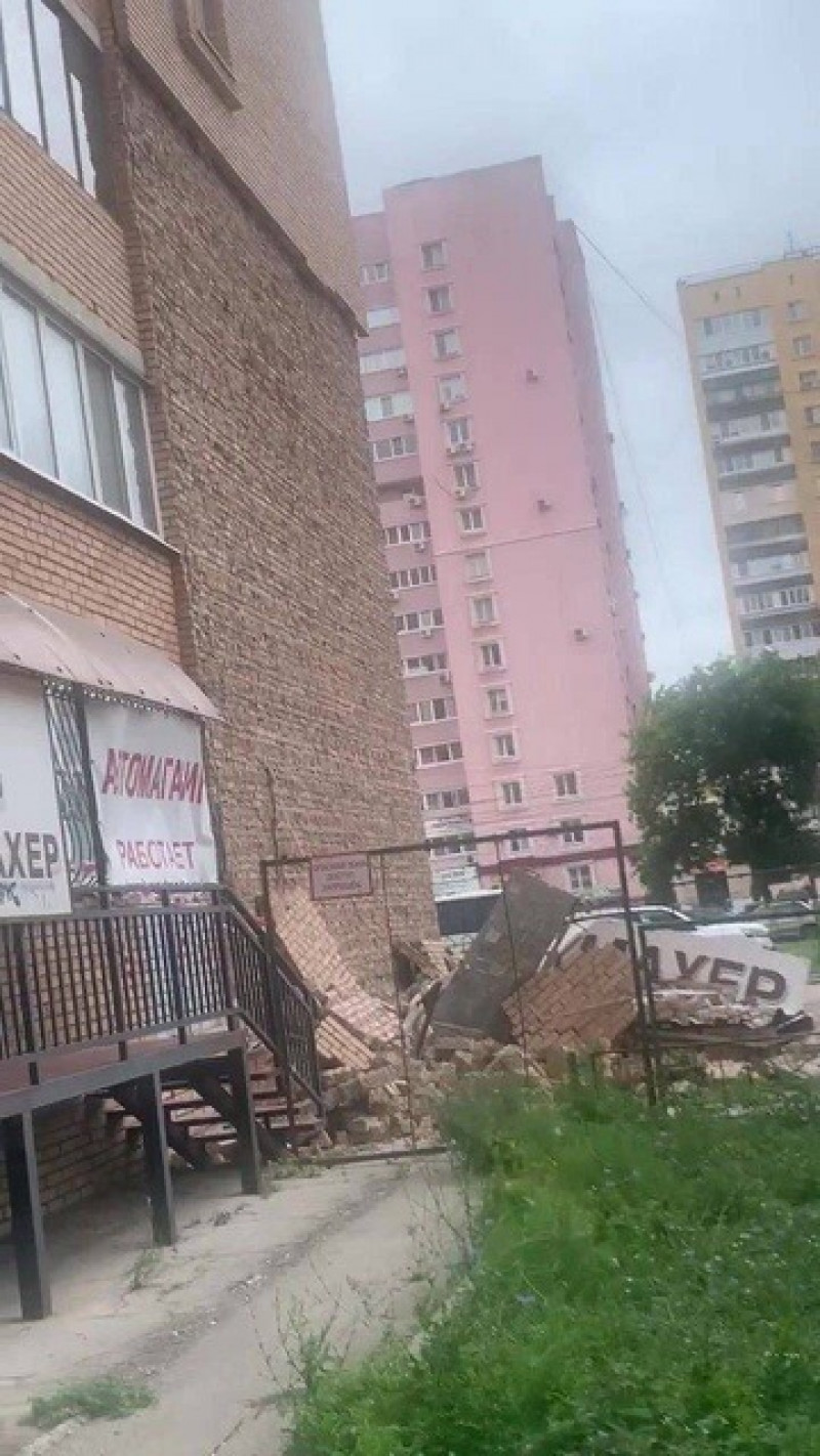 В Самаре полностью рухнула кладка опасной стены дома №304 по проспекту Кирова