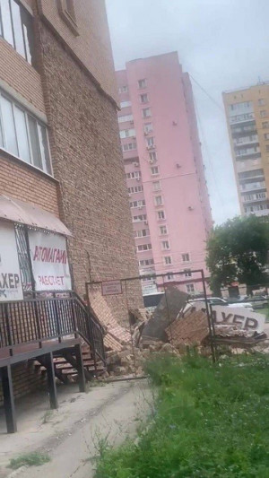 В Самаре полностью рухнула кладка опасной стены дома №304 по проспекту Кирова.
