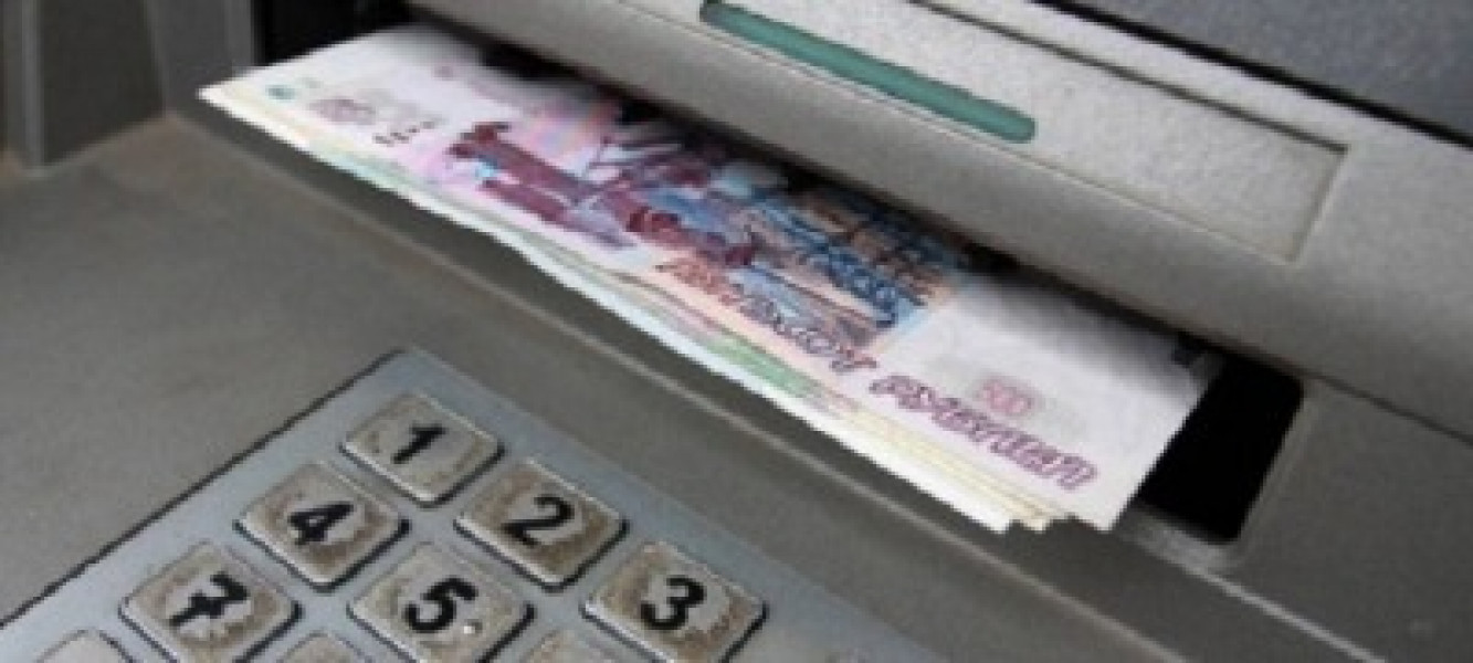 В Камышлинском районе частный водитель нашёл банковскую карту пассажира в салоне своего авто и снял себе наличные